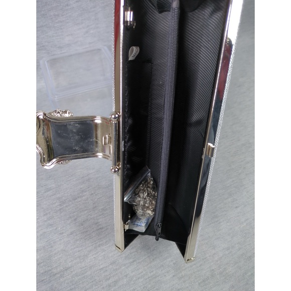 🎄 3/$35 Two Pieces of Metallic Tone Clutches - Picture 15 of 16